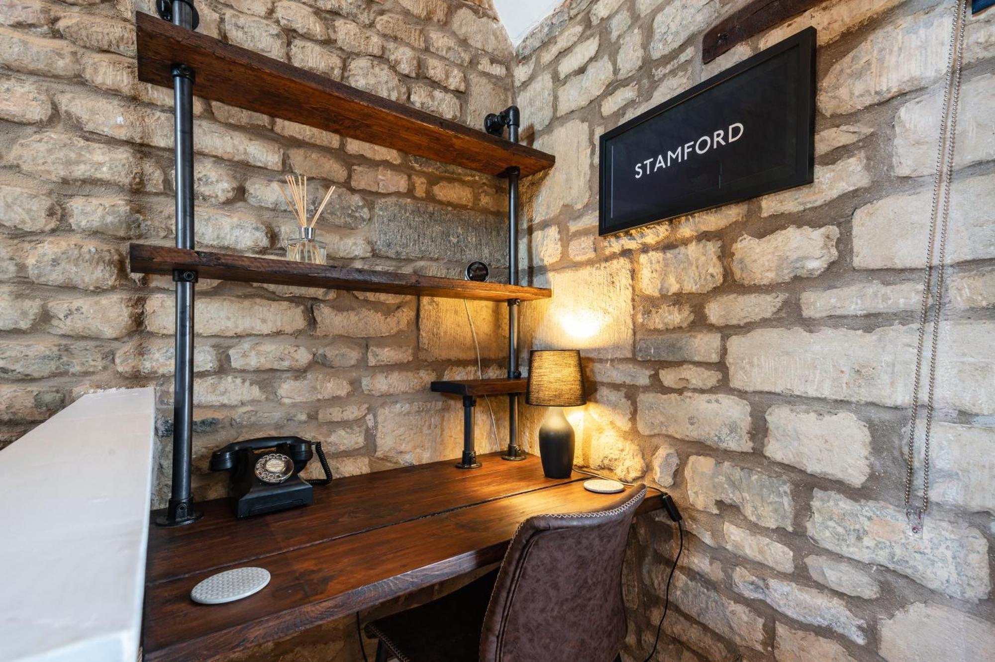 Luxury Town Centre Loft Apartment In Converted Granary 斯坦福德 外观 照片